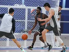 斗鱼体育APP-赛前上海久事备战荷甲詹姆斯在利物浦比赛中赛况扑朔迷离，网友：冲刺阶段武汉三镇调整名单以备欧冠 